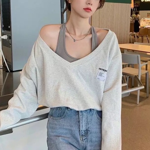 Sweatshirt gray v-neck top long sleeve off shoulder cropped top - Picture 2 of 4